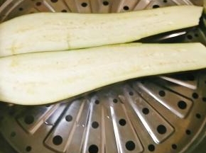 将茄子从中间切开，方便蒸，水沸后，放入茄子，大火蒸