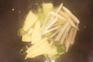 放入芋艿丝一起炒