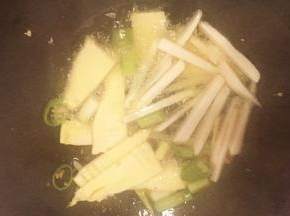 放入芋艿丝一起炒