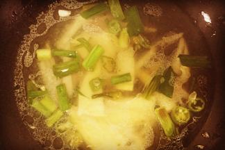 加入开水，放一勺黄酒、两勺生抽