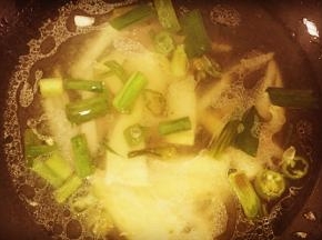 加入开水，放一勺黄酒、两勺生抽