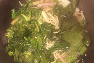 放入菠菜和面条