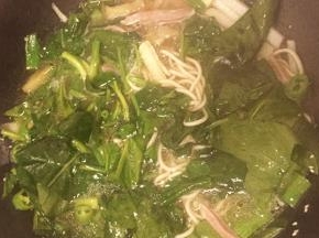 放入菠菜和面条