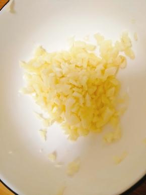 蒜切末，最好是捣蒜。