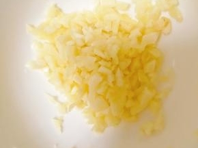 蒜切末，最好是捣蒜。