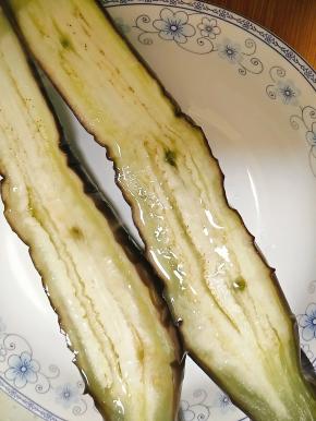 茄子蒸到能用筷子扎透即可即