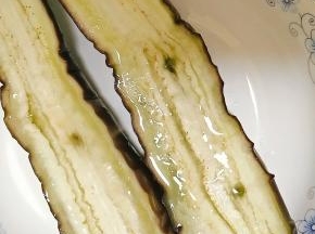 茄子蒸到能用筷子扎透即可即