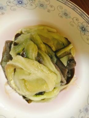 晾凉后的茄子手撕成长条