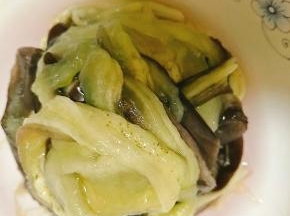 晾凉后的茄子手撕成长条