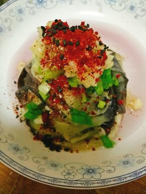 撒上蒜泥、辣椒面、盐、花椒、鸡精、芝麻