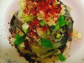 撒上蒜泥、辣椒面、盐、花椒、鸡精、芝麻