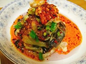 油烧热，油温要高，泼在最上面，即可