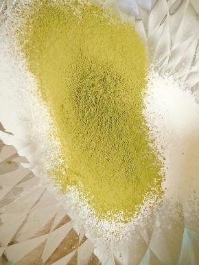 低筋粉和抹茶粉过筛混合，糖也一起放入