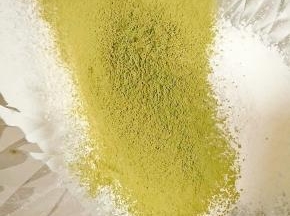 低筋粉和抹茶粉过筛混合，糖也一起放入