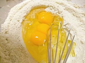 混合均匀后放入鸡蛋（运气超级棒的碰到双黄蛋），用手动打蛋器打匀