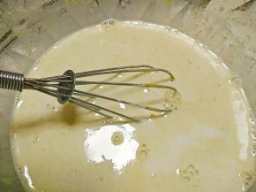 分几次加入牛奶，搅拌均匀