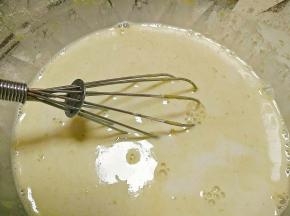 分几次加入牛奶，搅拌均匀