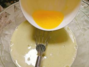 加入融化好的黄油，搅拌均匀