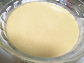 搅拌好的面糊过筛3到4变，包好保鲜膜放入冰箱冷藏1 个小时