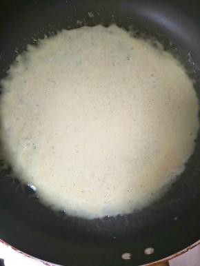 平底锅上抹一点点食用油，小火加热，放入一勺面糊，用锅转一圈，当面皮股泡泡的时候就是熟了