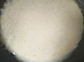 平底锅上抹一点点食用油，小火加热，放入一勺面糊，用锅转一圈，当面皮股泡泡的时候就是熟了