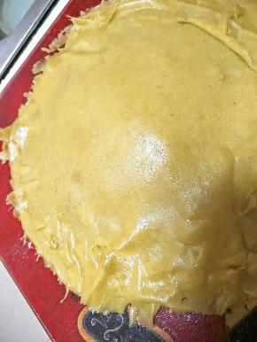 取出面皮，一定小心取下