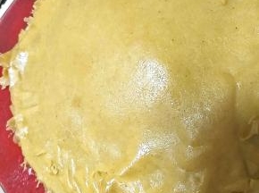 取出面皮，一定小心取下