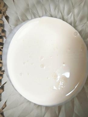 淡奶油分3次加入白砂糖打发