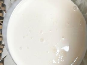 淡奶油分3次加入白砂糖打发