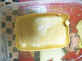 将饼皮裁成盒子大小，我弄得有点大