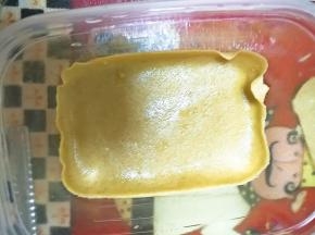 将饼皮裁成盒子大小，我弄得有点大