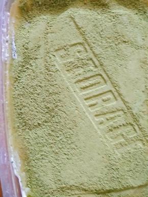 放入冰箱冷藏4个小时，表面筛入抹茶粉装饰即可