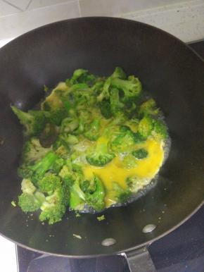 锅内放油烧热，加入西蓝花，倒入打散的鸡蛋