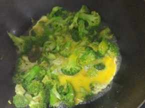 锅内放油烧热，加入西蓝花，倒入打散的鸡蛋