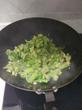 加入调味料快读的打散，拌匀