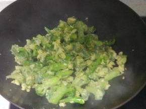 加入调味料快读的打散，拌匀