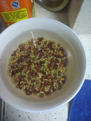 豆子清洗干净，提前泡一晚上