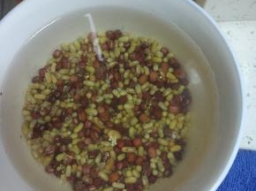 豆子清洗干净，提前泡一晚上