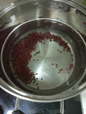 泡好的豆子，和泡豆子的水加入锅内大火煮开，转小火
