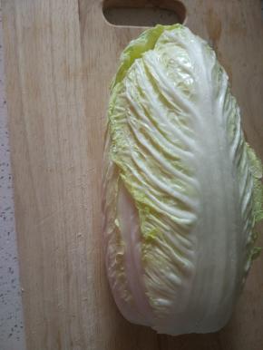 白菜一颗，去除外皮，清洗干净