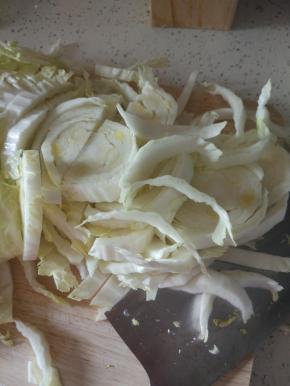 白菜帮和叶子分开切成条