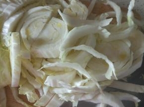 白菜帮和叶子分开切成条