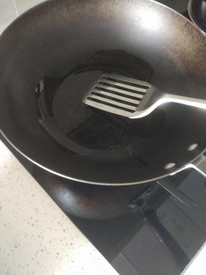 锅内放油烧热爆香葱