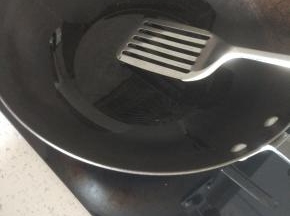锅内放油烧热爆香葱