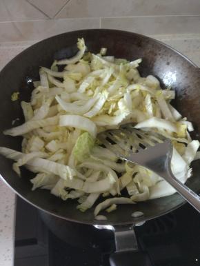 先加入白菜帮炒软，加入白菜叶，放入调味料