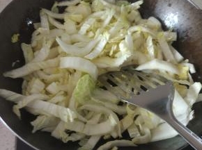先加入白菜帮炒软，加入白菜叶，放入调味料