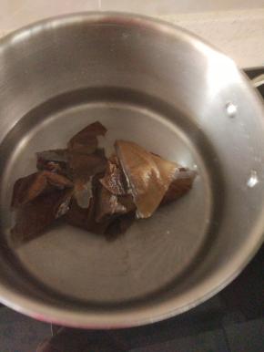 锅内放水加入适量的毛肚