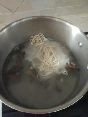 锅内水烧开，加入面条