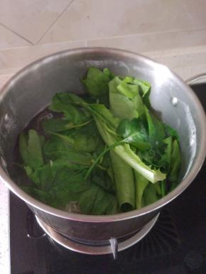 放入青菜，加入一点盐和料酒