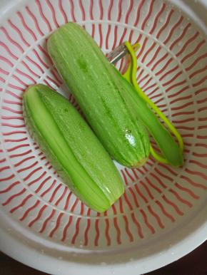 西葫芦两个清洗干净，去皮